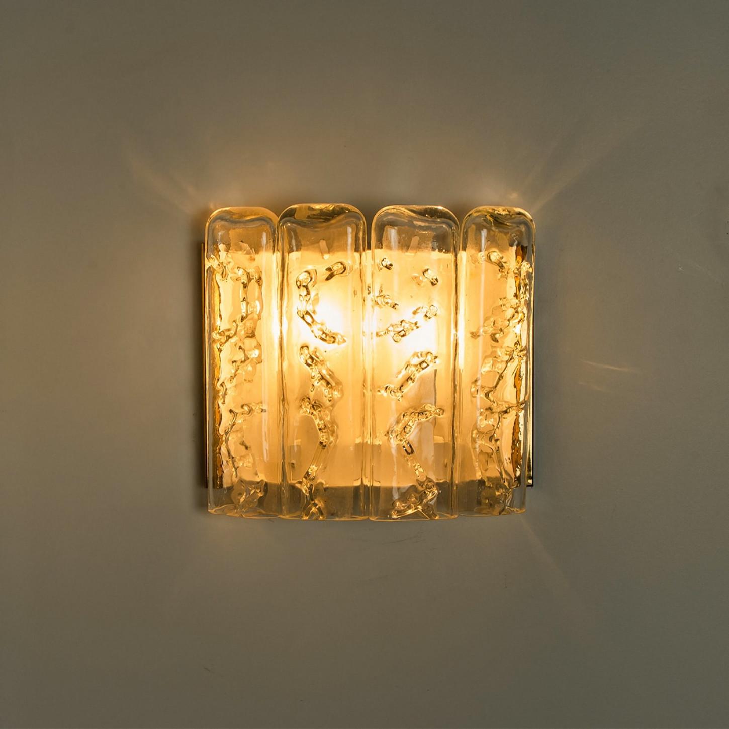 Laiton 1 des 5 Appliques structurées en verre soufflé et laiton par Doria, 1960 en vente