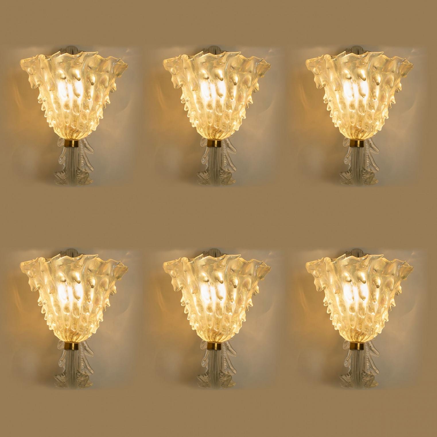 1 de los 6 Apliques de pared con pantallas de cristal, Seguso, Italia 1960 Latón en venta