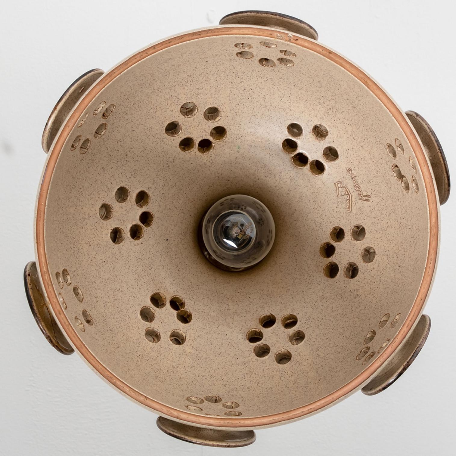 Una disposizione giocosa di splendide lampade a sospensione rotonde dalla forma insolita, realizzate in ceramica marrone color terra, prodotte negli anni '70 in Danimarca. Abbiamo una moltitudine di set di luci e composizioni in ceramica colorata,