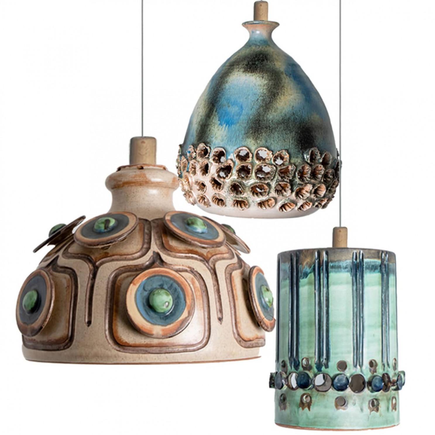 1 di 3 luci a sospensione in ceramica verde marrone, Danimarca, 1970 in vendita 2
