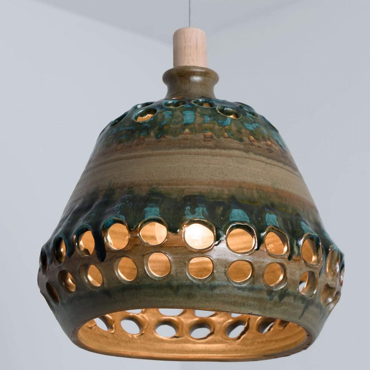 1 di 3 luci a sospensione in ceramica verde marrone, Danimarca, 1970 in vendita 6