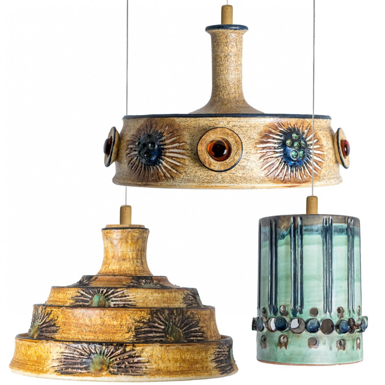 Una disposizione giocosa di splendide lampade a sospensione rotonde dalla forma insolita, realizzate in ceramica blu dai colori intensi, prodotte negli anni '70 in Danimarca. Abbiamo una moltitudine di set di luci e composizioni in ceramica