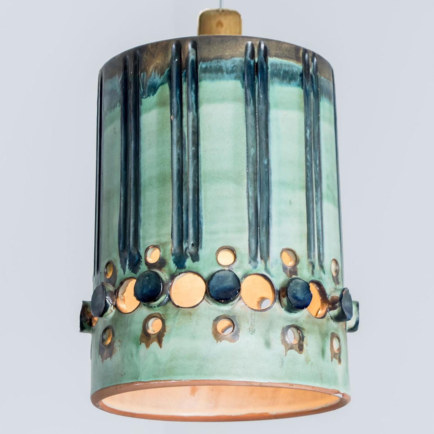 1 di 3 Lampade a sospensione in ceramica blu, Danimarca, 1970 In condizioni buone in vendita a Rijssen, NL