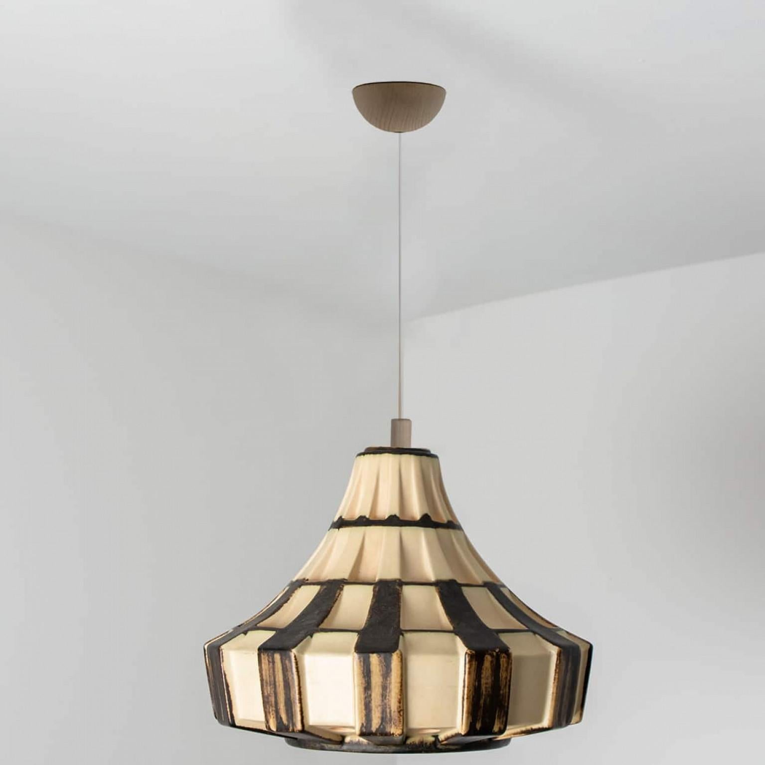 Coppia di lampade a sospensione in ceramica marrone avorio a tromba, Danimarca, 1970 in vendita 2