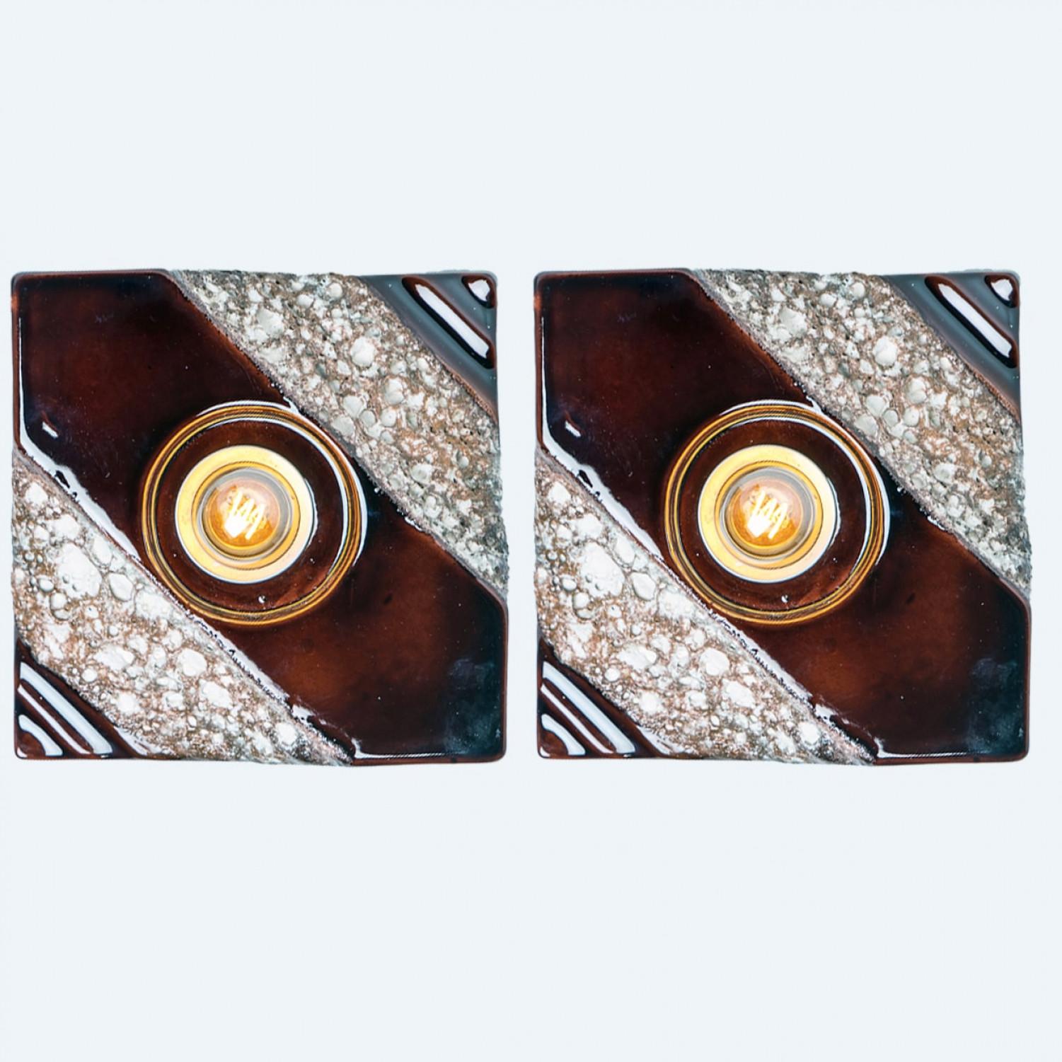 Applique/apparecchiature in ceramica a strisce scure di forma quadrata realizzate in Germania negli anni '70. La base della lampada è quadrata e sopra ci sono delle bellissime strisce di ceramica.

Queste luci hanno una forma insolita, abbiamo