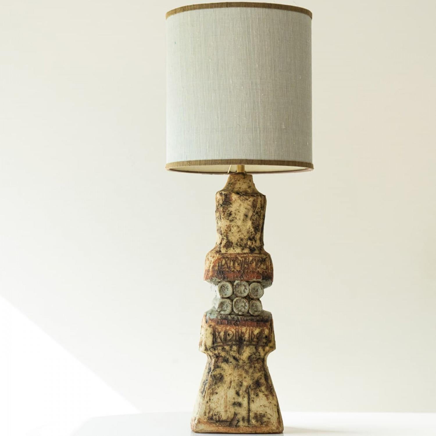 Beautiful  Large ceramic table lamp by R Rooke, 1970s.

This lamp base brings refined elegance and rich visual appeal to any interior. With its beautiful shape, it offers a unique presence. 

This base with brown beige and terra tones fits perfectly