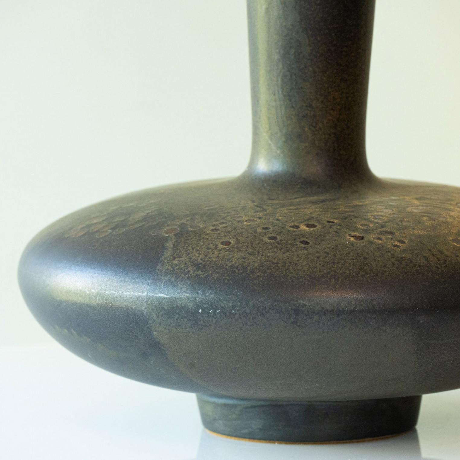 Ceramic Table Lamp Dark Brown, New Silk Lampshade by R. Houben In Good Condition For Sale In Rijssen, NL