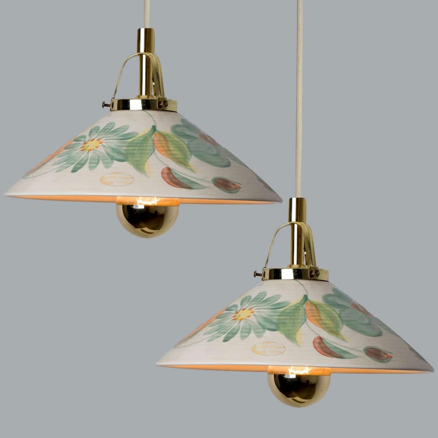 1 delle 2 bellissime lampade a sospensione in ceramica realizzate da Søholm Stentøj, anni '60/'70.

Questa lampada presenta degli incantevoli disegni floreali dipinti a mano di colore arancione. La lampada è quindi un pezzo unico. Il tutto è