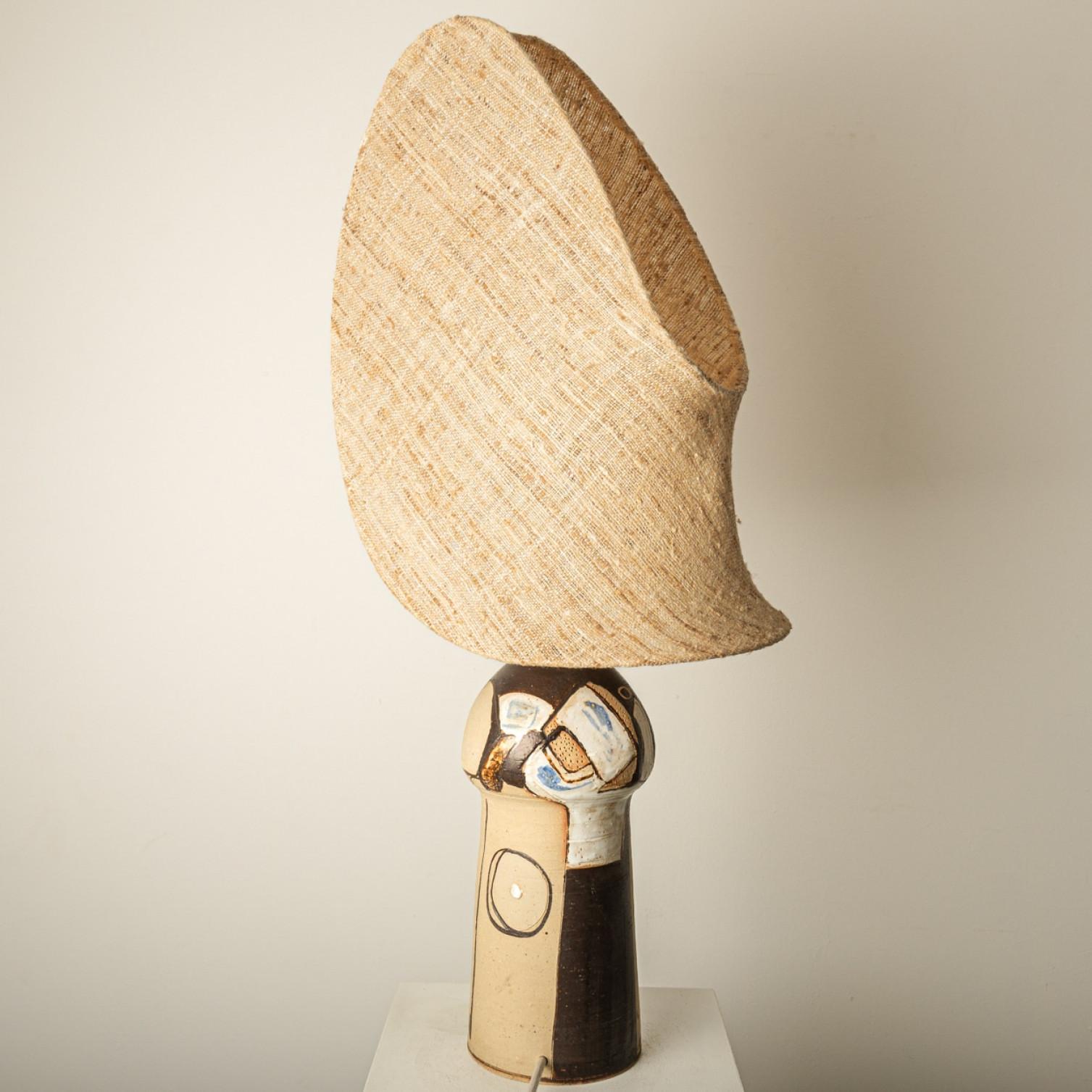 Belle lampe de table en céramique de Hanne G. Salamon, fabriquée au Danemark, 1970. Associé à un rare abat-jour personnalisé de Collected by Agnes.

Les céramiques bleues et brunes avec l'abat-jour spécial fait sur mesure se complètent très bien et