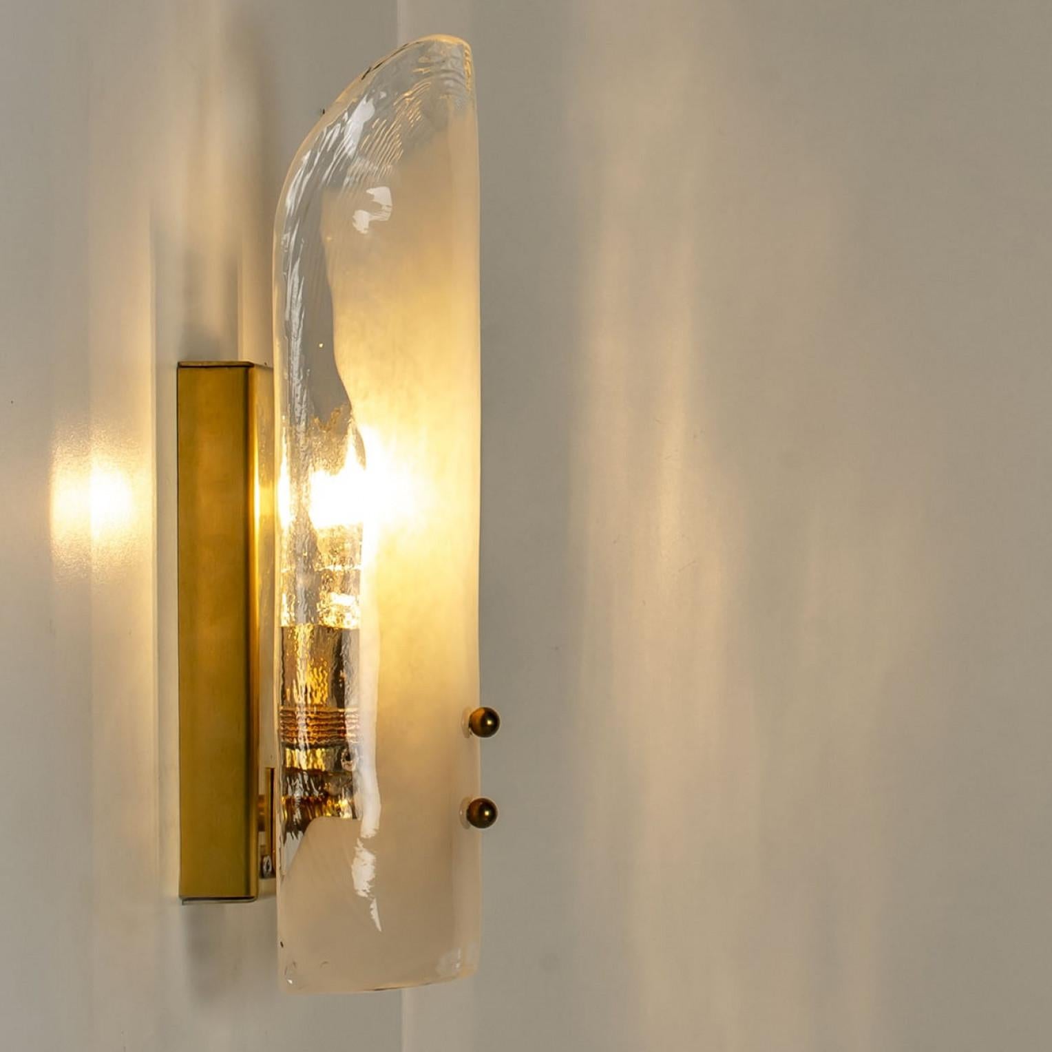Mid-Century Modern Plusieurs grandes lampes murales en laiton et verre soufflé à la main de J.T. Kalmar, années 1960 en vente
