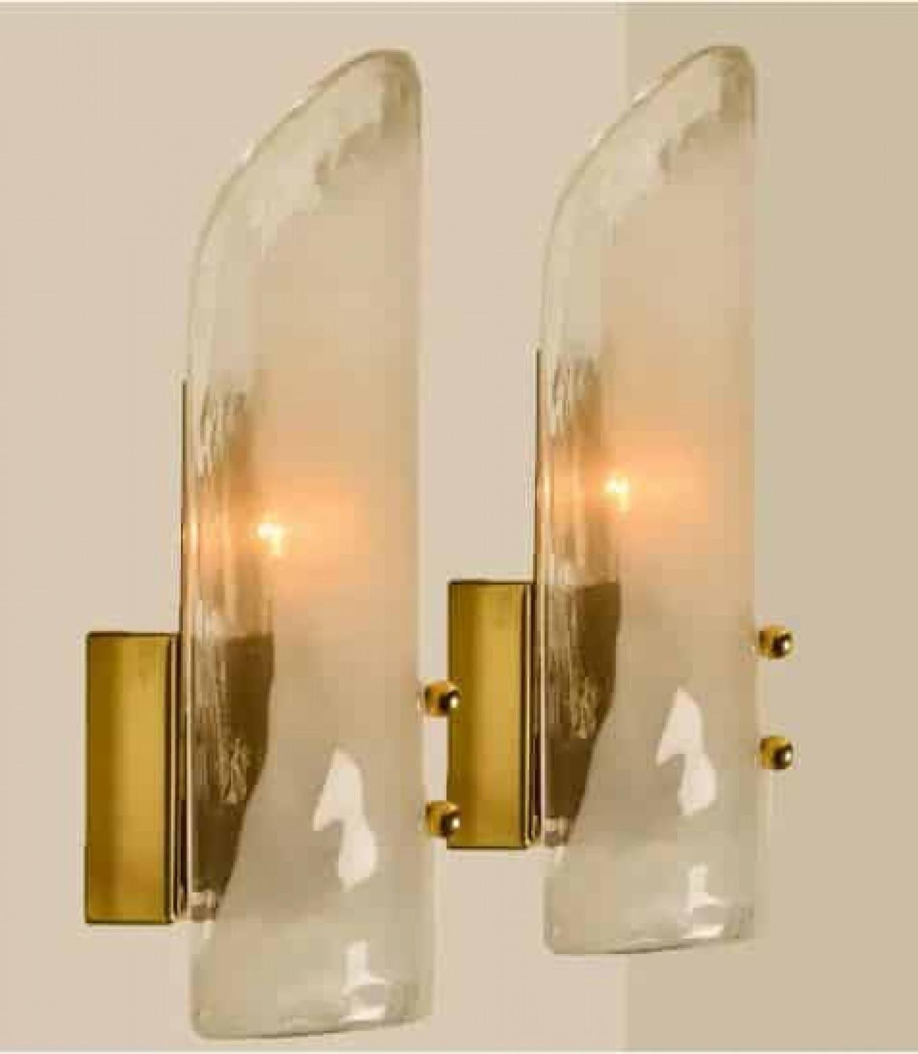 Autre Plusieurs grandes lampes murales en laiton et verre soufflé à la main de J.T. Kalmar, années 1960 en vente