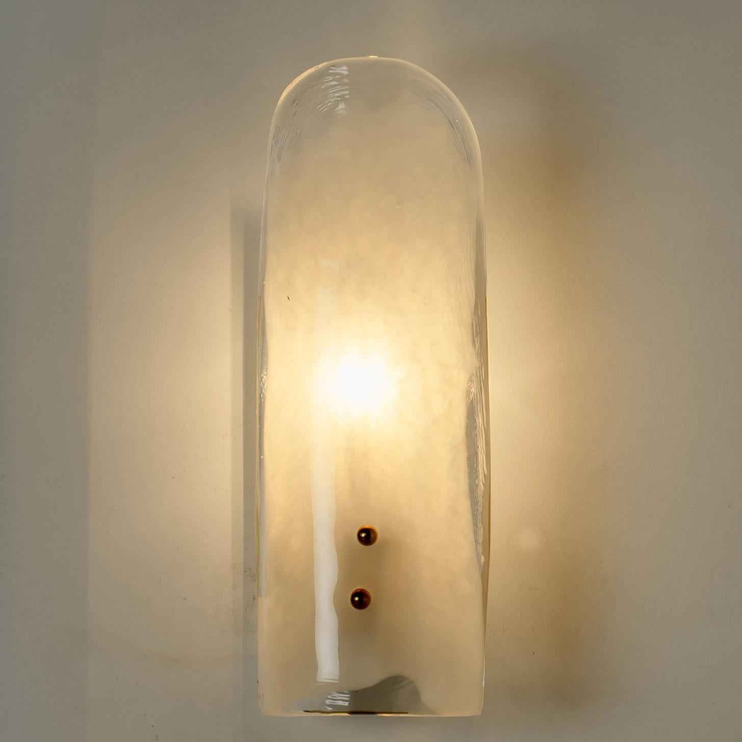 Laiton Plusieurs grandes lampes murales en laiton et verre soufflé à la main de J.T. Kalmar, années 1960 en vente