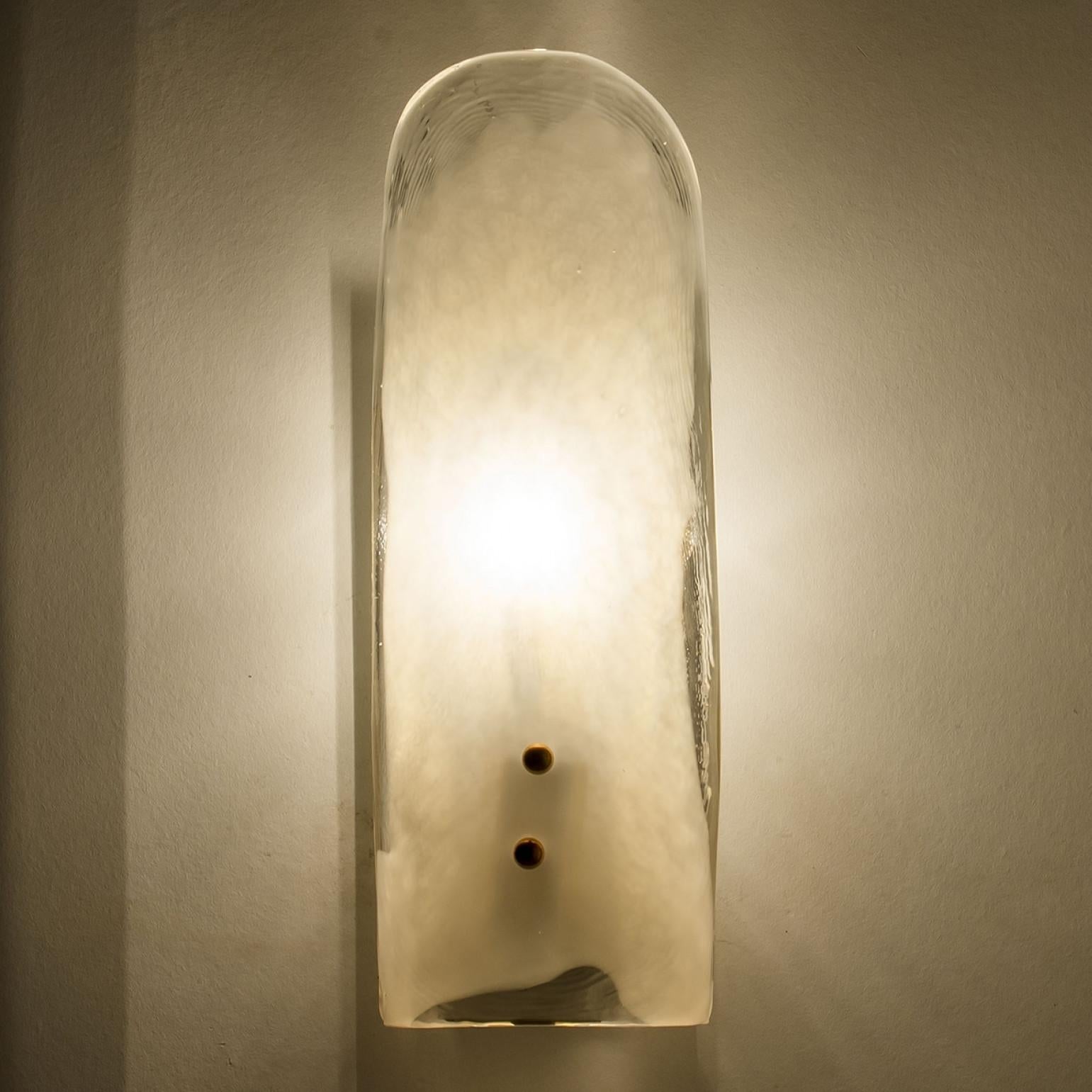 Plusieurs grandes lampes murales en laiton et verre soufflé à la main de J.T. Kalmar, années 1960 en vente 1