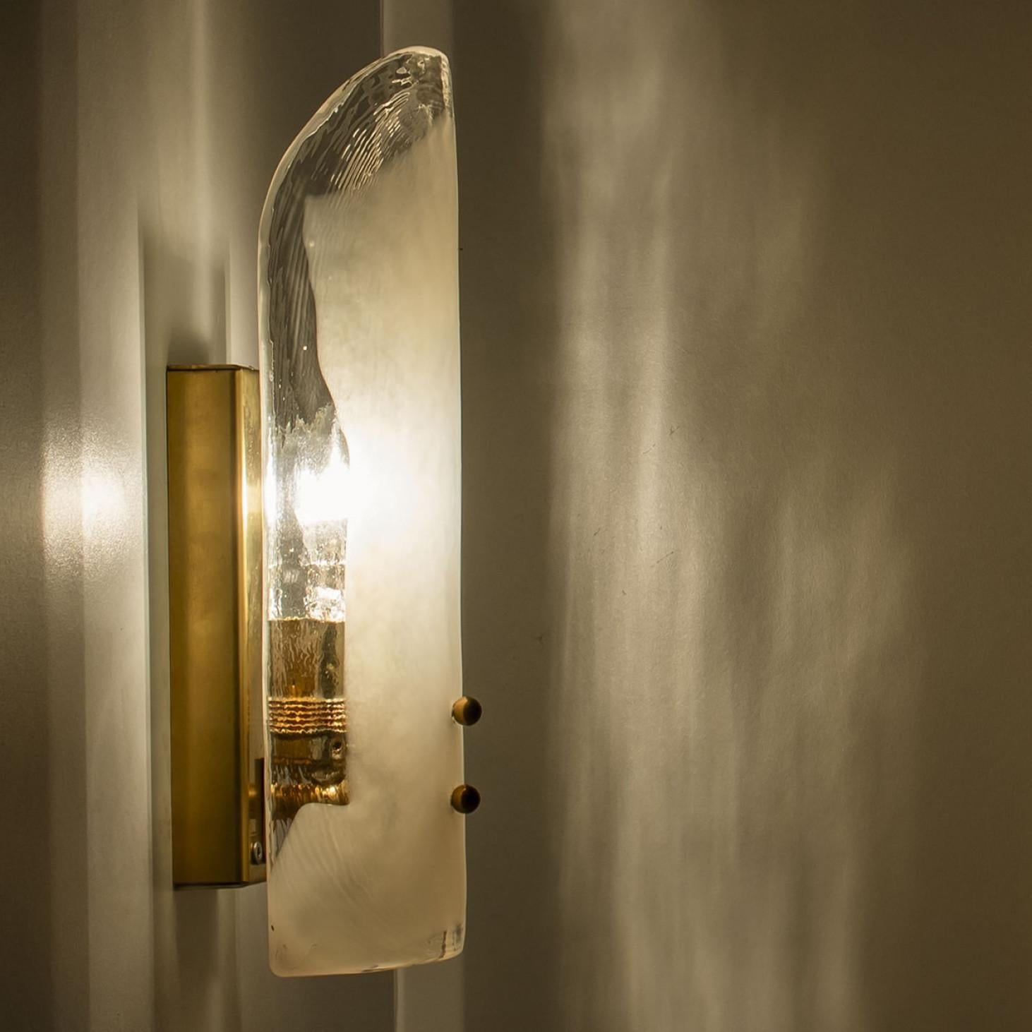 Plusieurs grandes lampes murales en laiton et verre soufflé à la main de J.T. Kalmar, années 1960 en vente 2