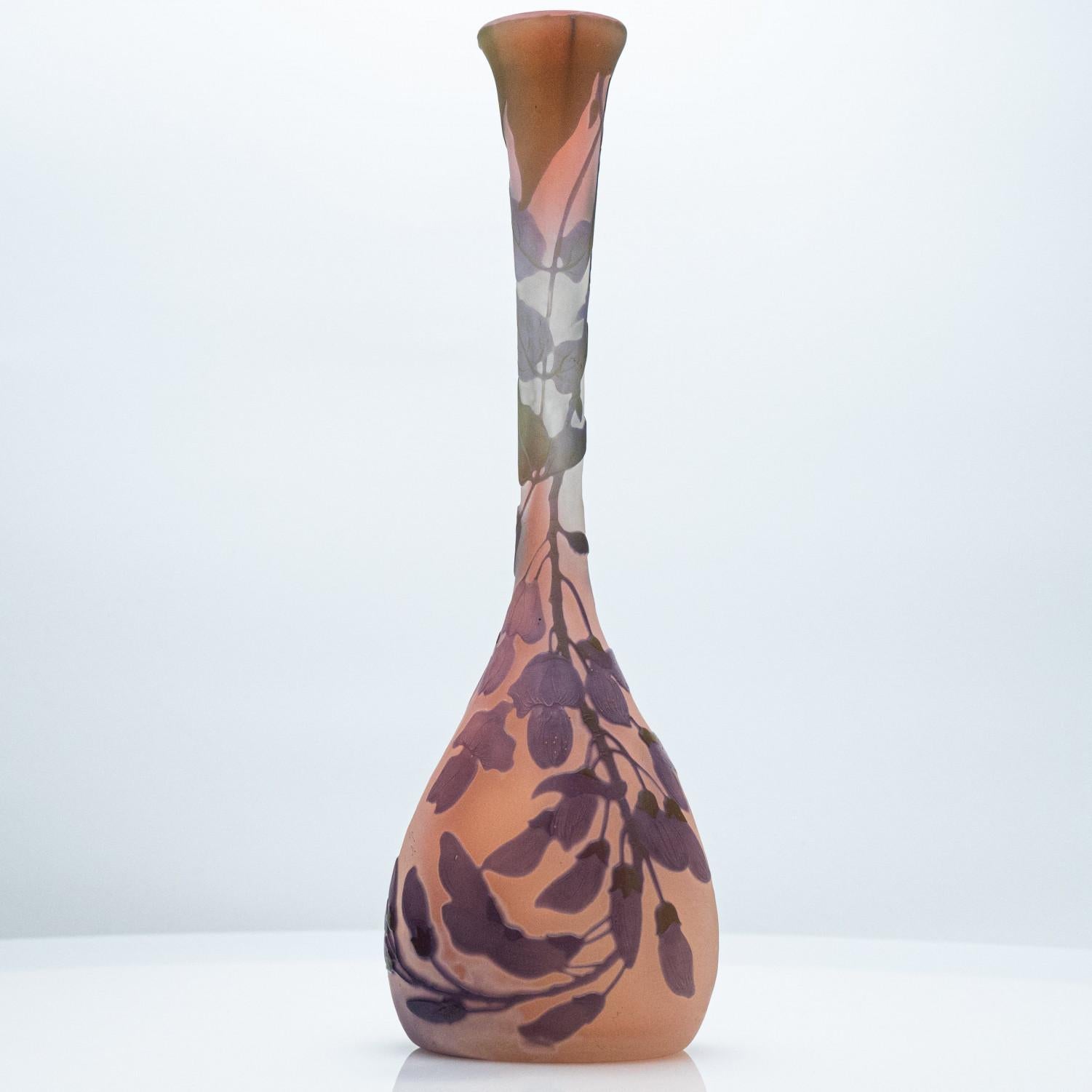 Vaso a sovrapposizione Gallé firmato e inciso all'acido, Francia, 1905 In condizioni buone in vendita a Rijssen, NL