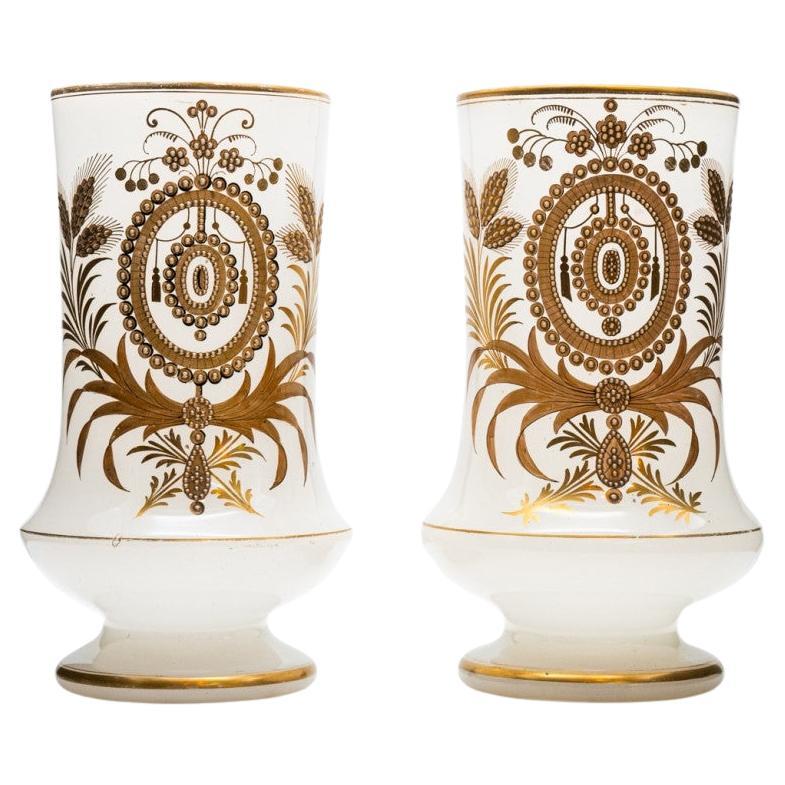 Coppia di vasi opalini Baccarat, decorazioni dorate, 1880 in vendita