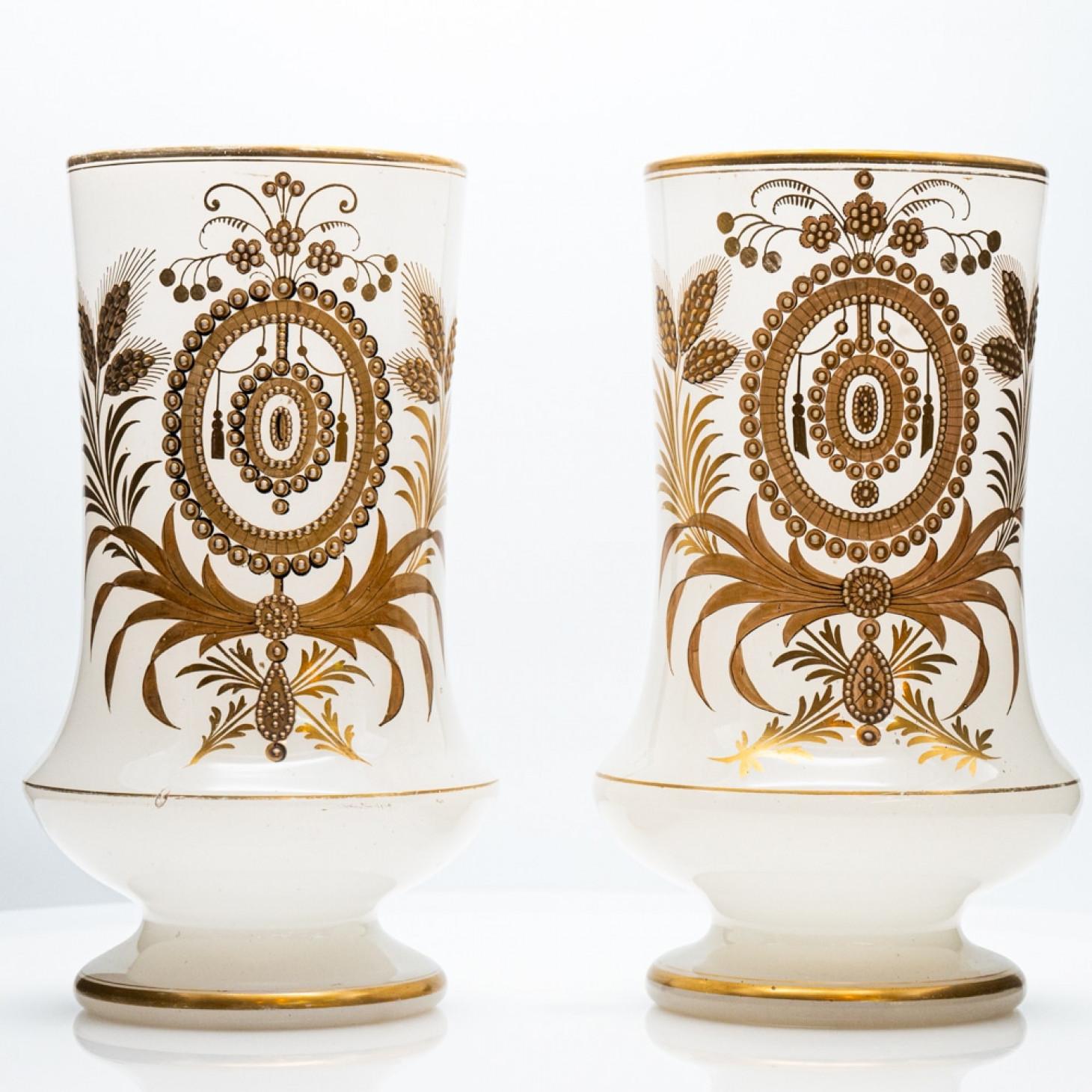 Lusso al massimo, una magnifica coppia di vasi opalini Baccarat di altissima qualità, con decorazioni in oro, pezzi molto belli. Periodo di Napoleone III, XIX secolo.

Dimensioni: Vaso H. H. 30
