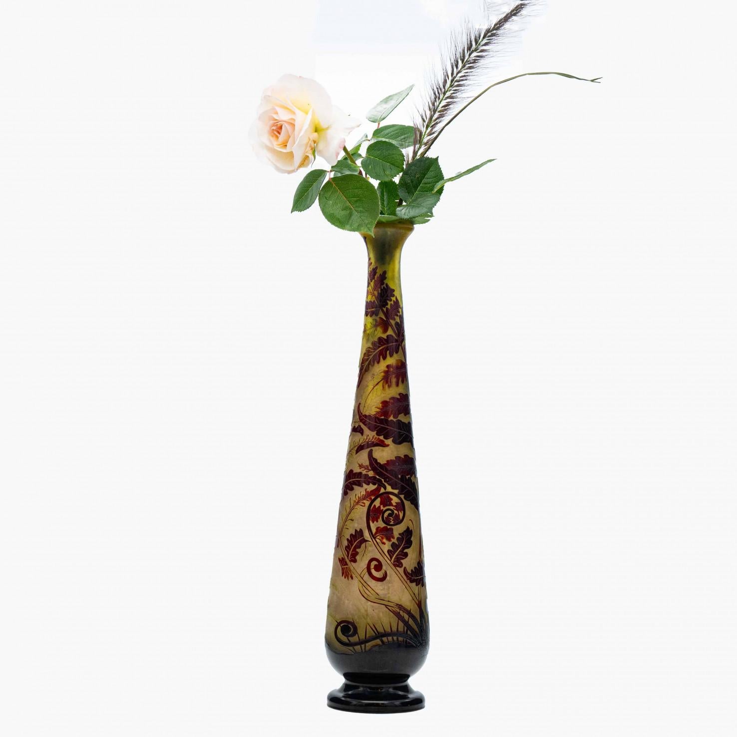 Questo squisito vaso multicolore in stile Art Nouveau di Émile Gallé a Nancy è un pezzo forte della stanza. Firmato E. Gallé.

Vaso con decorazione in vetro smerigliato internamente soffuso di beige e verde alla base e inciso e tagliato con foglie