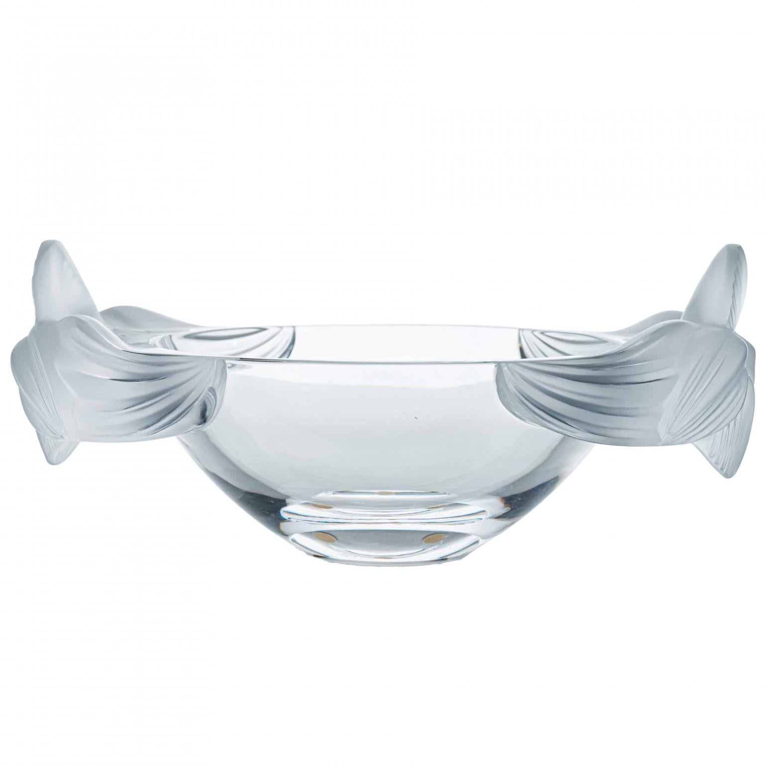 Lusso al massimo, ciotola di cristallo di alta gamma realizzata e firmata da Lalique.  Questo raro centrotavola Lalique è ornato da orchidee su ogni estremità. Questa ciotola da centrotavola di forma ovale ha un'eleganza sobria.

In ottime