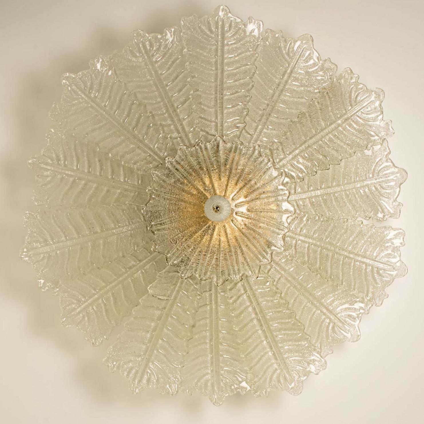 Splendide plafonnier en verre de Murano de très grande taille en perle de verre coloré avec verre transparent. La texture riche crée un bel éclat.

Fabriqué vers 1970. Une véritable pièce d'apparat qui s'intègre dans de nombreux intérieurs. Illumine