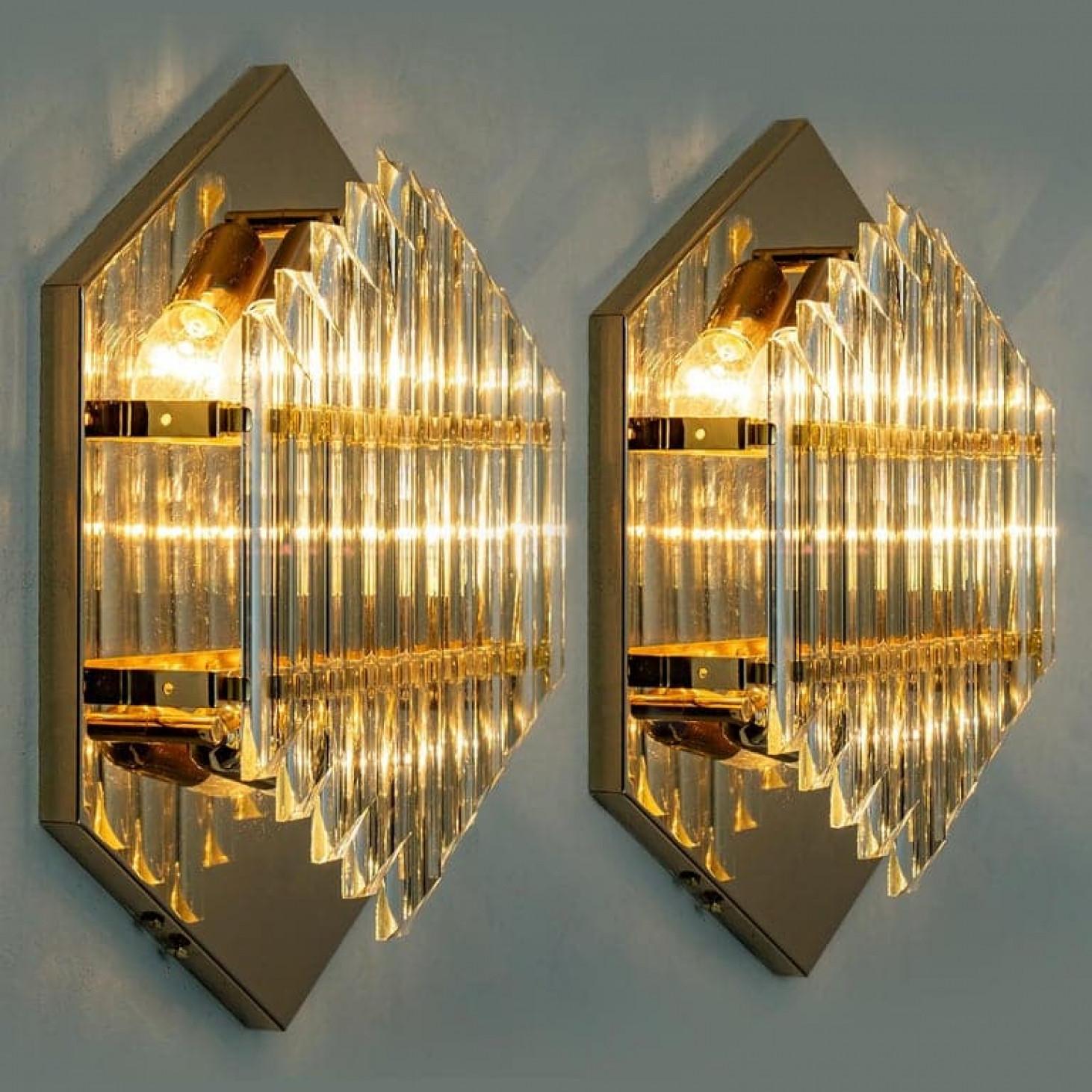L'une des six appliques en verre de style Venini avec cristaux triedi, fabriquées vers 1970 (fin des années 1960 et début des années 1970), comprenant 9 tiges de prisme en verre cristallin 