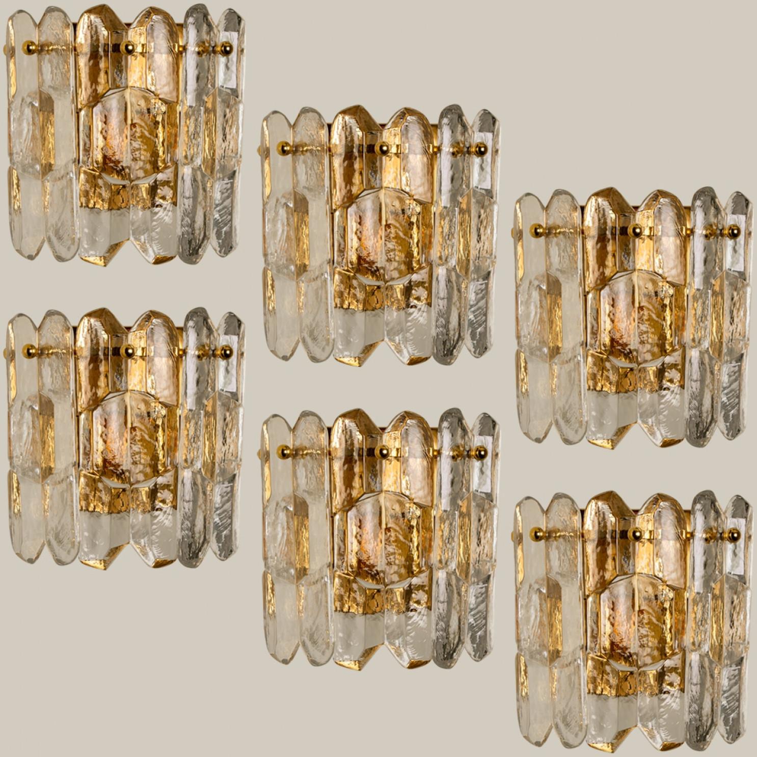 Par de J.T. Kalmar 'Palazzo' Apliques Latón Dorado y Cristal Moderno de mediados de siglo en venta