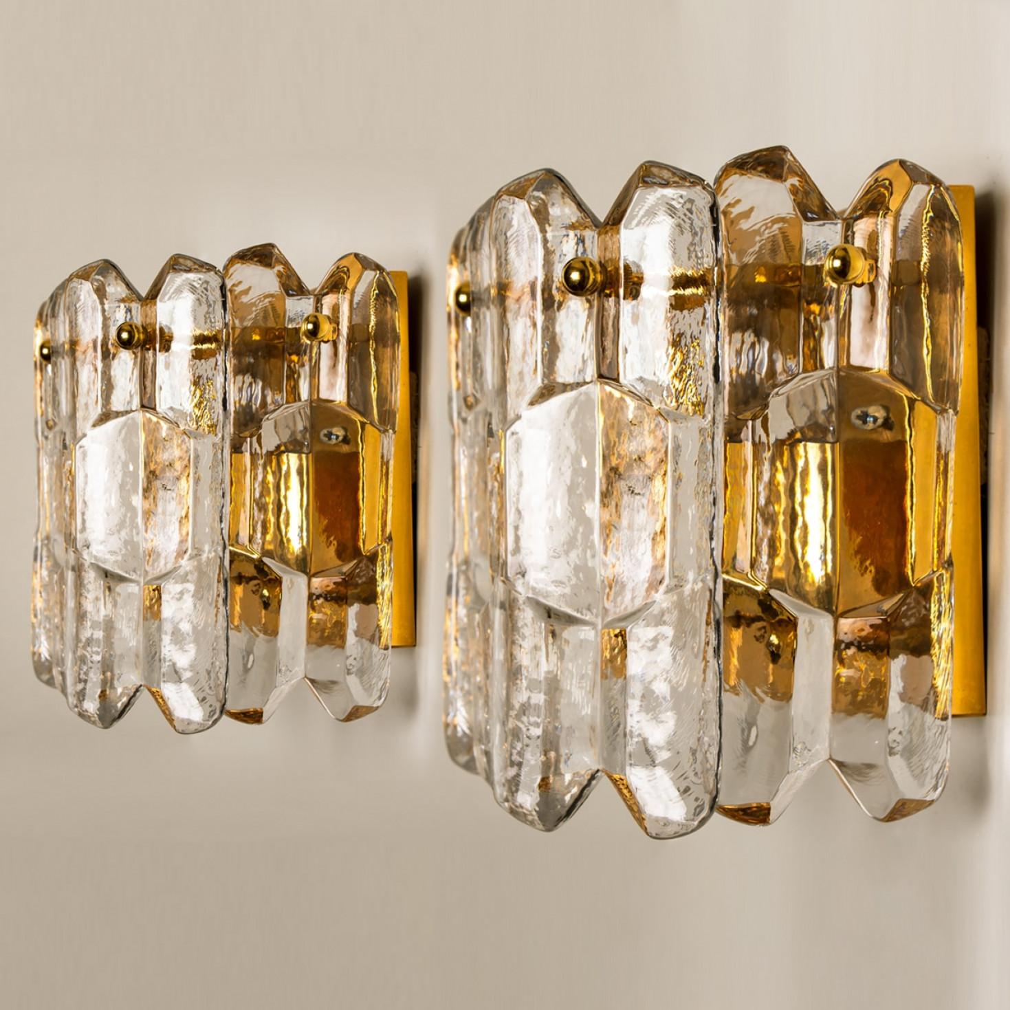 Par de J.T. Kalmar 'Palazzo' Apliques Latón Dorado y Cristal finales del siglo XX en venta