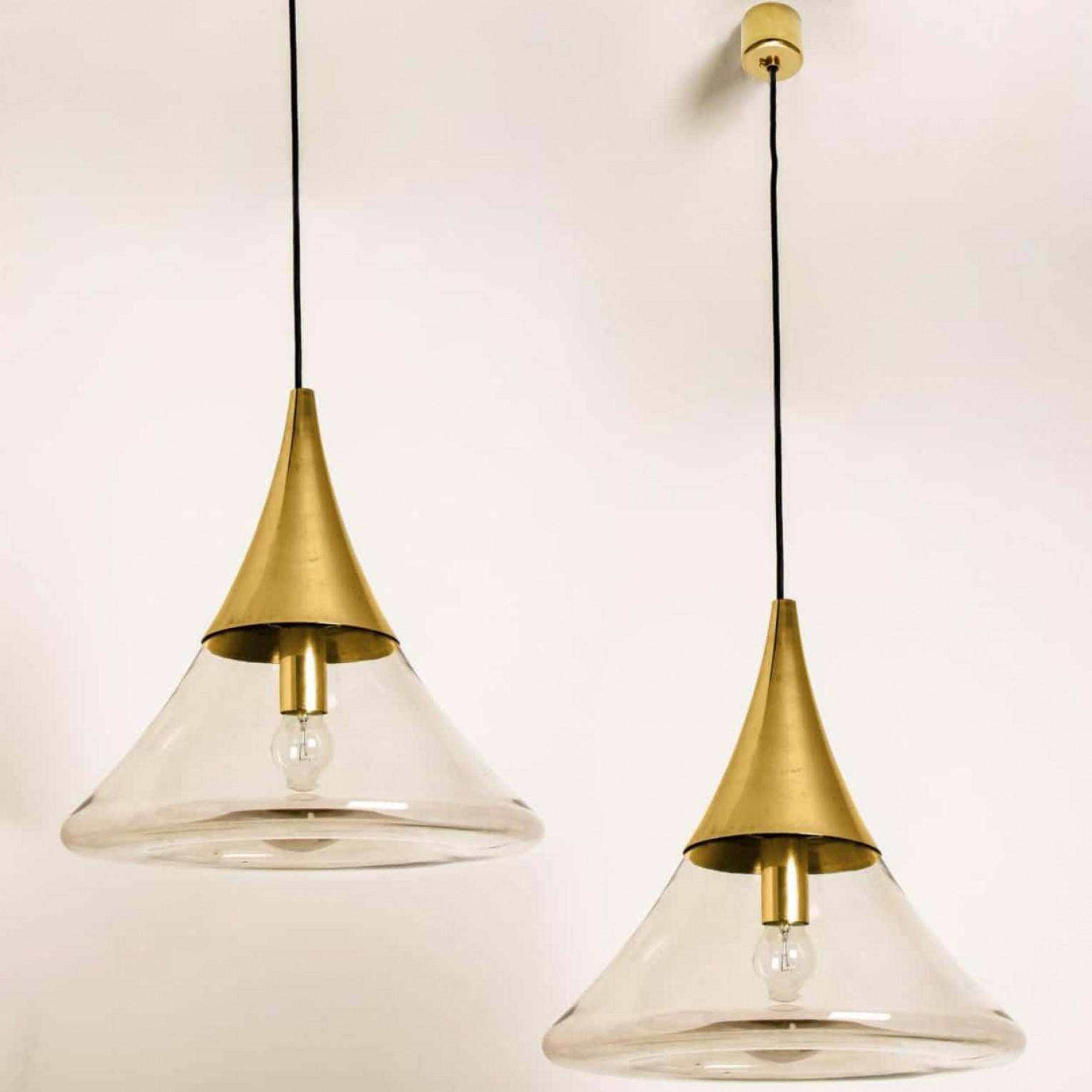 Altro Coppia di lampade a sospensione a forma di cono in ottone e vetro trasparente di Limburg in vendita
