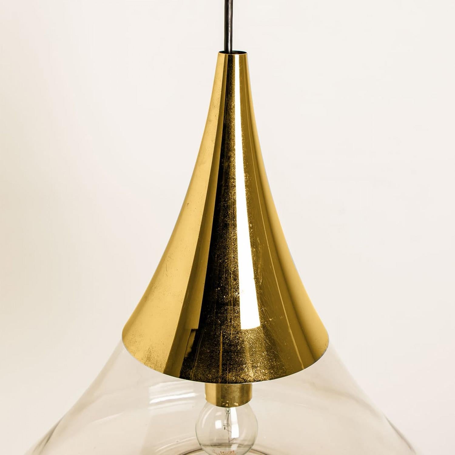 Mid-Century moderno Coppia di lampade a sospensione a forma di cono in ottone e vetro trasparente di Limburg in vendita