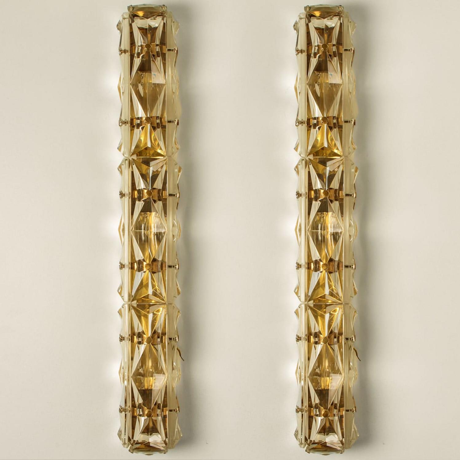 Set di lussuose applique placcate in oro e con uno spesso vetro di cristallo del famoso produttore Kinkeldey, proveniente dalla Germania, in Europa. Realizzato negli anni '70.
Apparecchi di illuminazione molto eleganti, adatti a tutti i periodi di