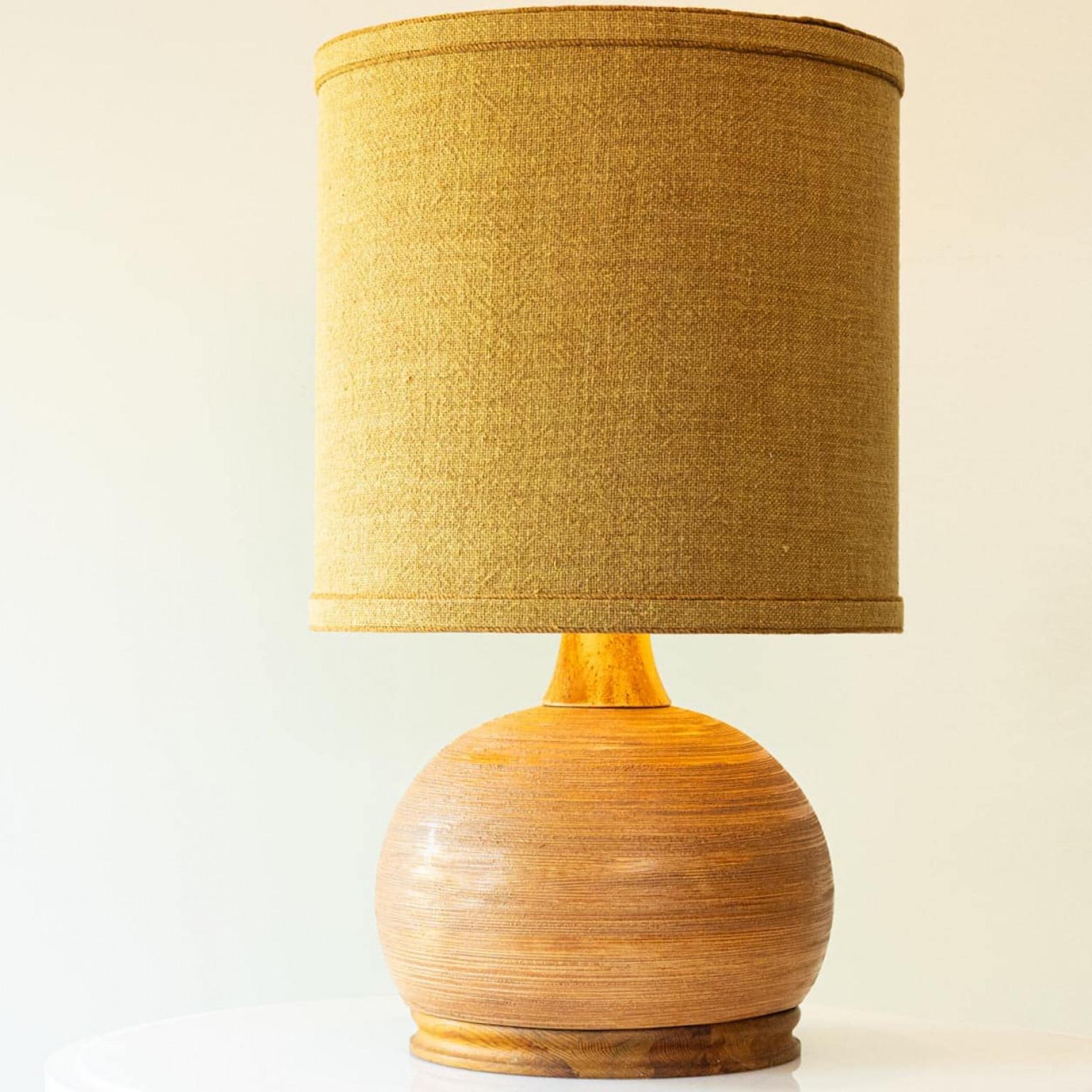 Lámpara de mesa de cerámica marrón y madera de nogal, pantalla nueva de R. Houben, 1970 en Bueno estado para la venta en Rijssen, NL