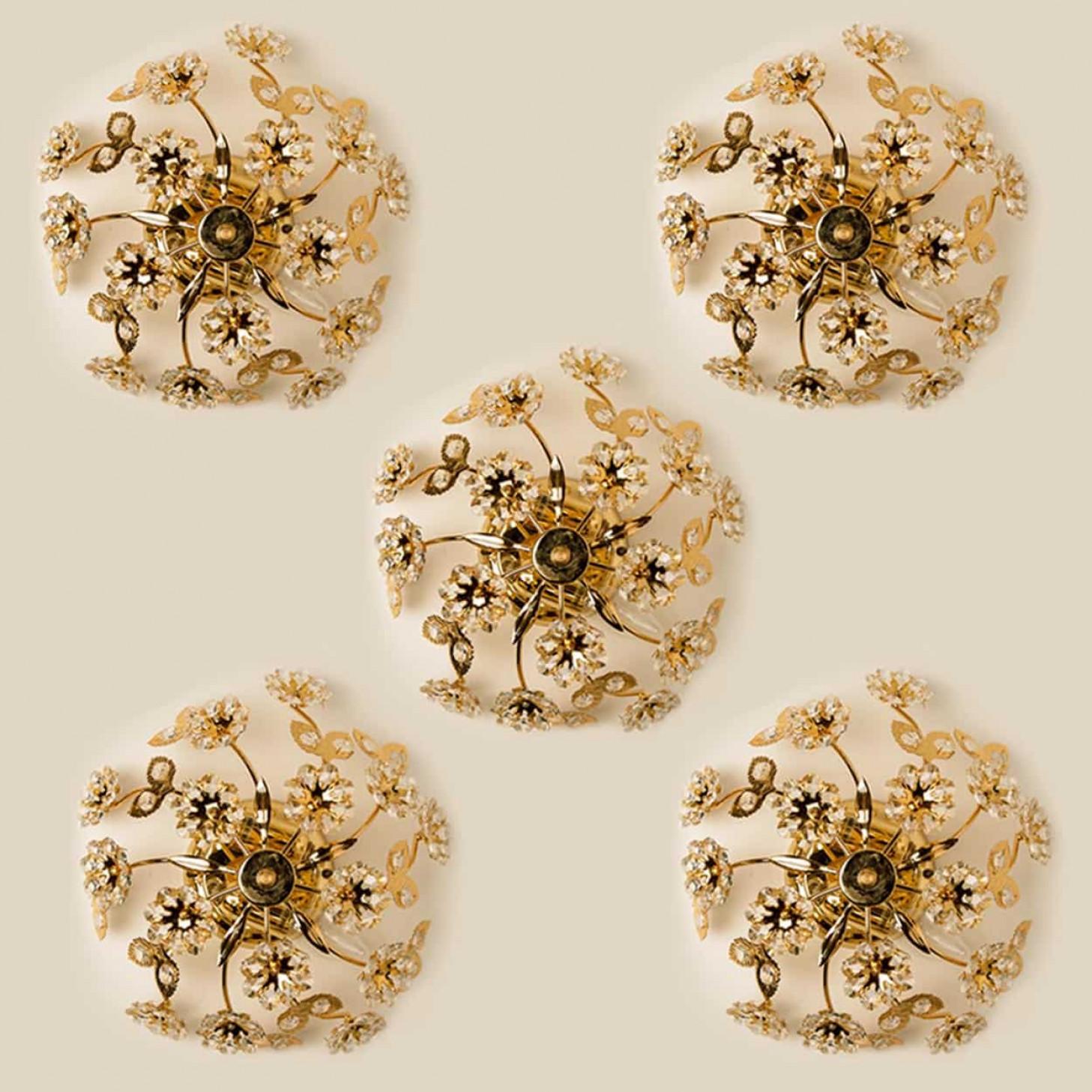 Superbe applique murale/encastrée à fleurs de Palwa, Allemagne, vers 1965-1975.

Un luxueux luminaire avec des cristaux de fleurs et de feuilles magnifiquement taillés sur une monture en laiton plaqué or.

Objet vintage en très bon état. Nettoyé,