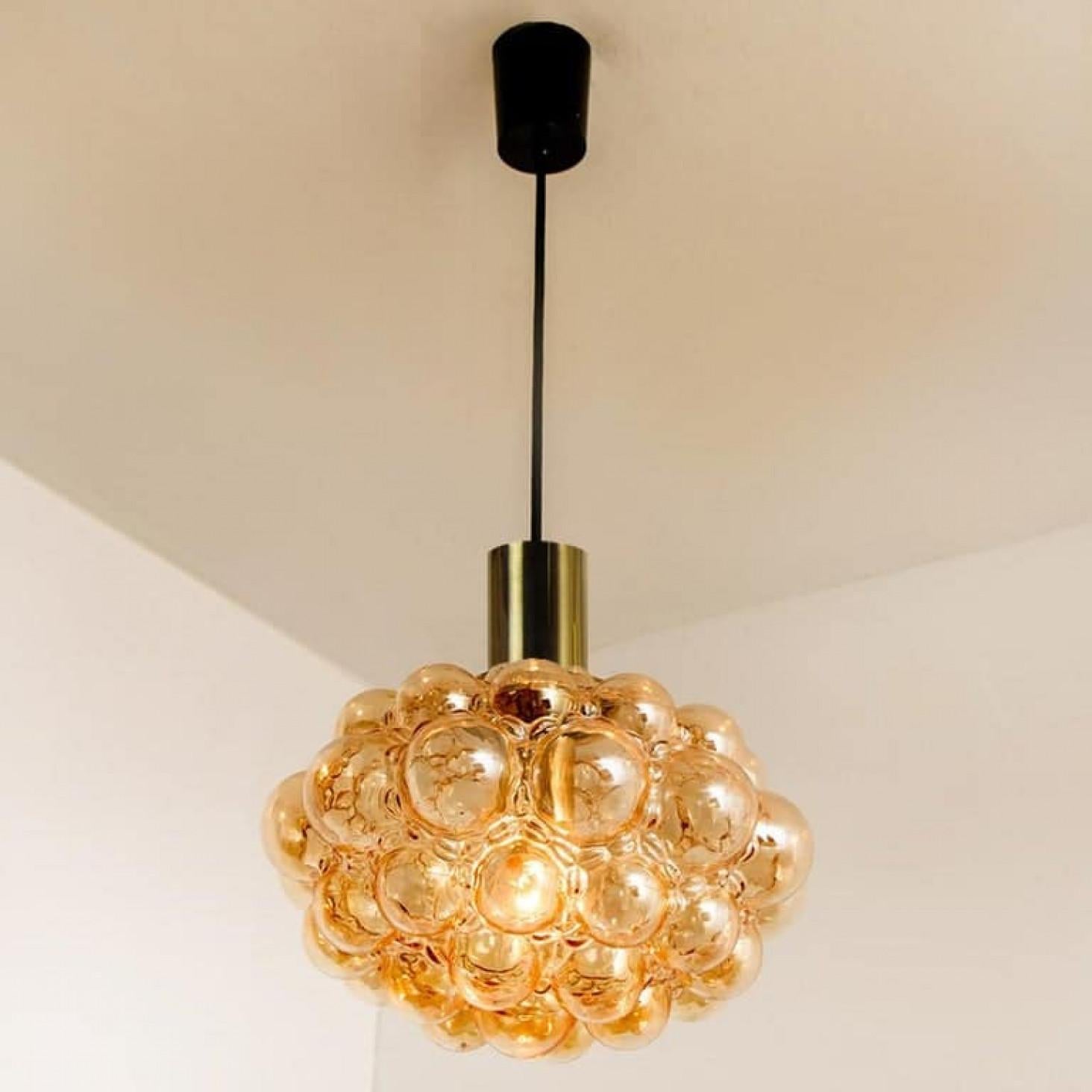 Coppia di lampade a sospensione in vetro a bolle d'ambra di Helena Tynell, 1960 In condizioni buone in vendita a Rijssen, NL