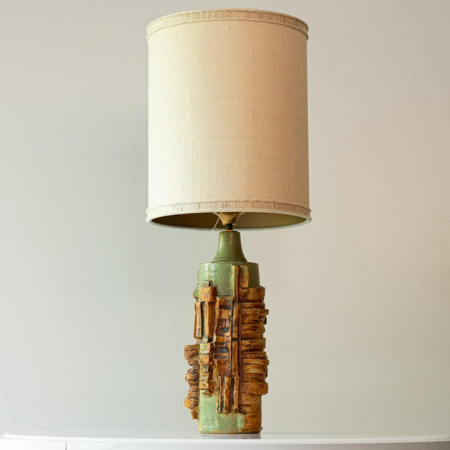Beautiful  Large ceramic table lamp by R Rooke, Uk,  1970s.

This lamp base brings refined elegance and rich visual appeal to any interior. With its beautiful shape, it offers a unique presence. 

This beautiful shaped base with beige/green and