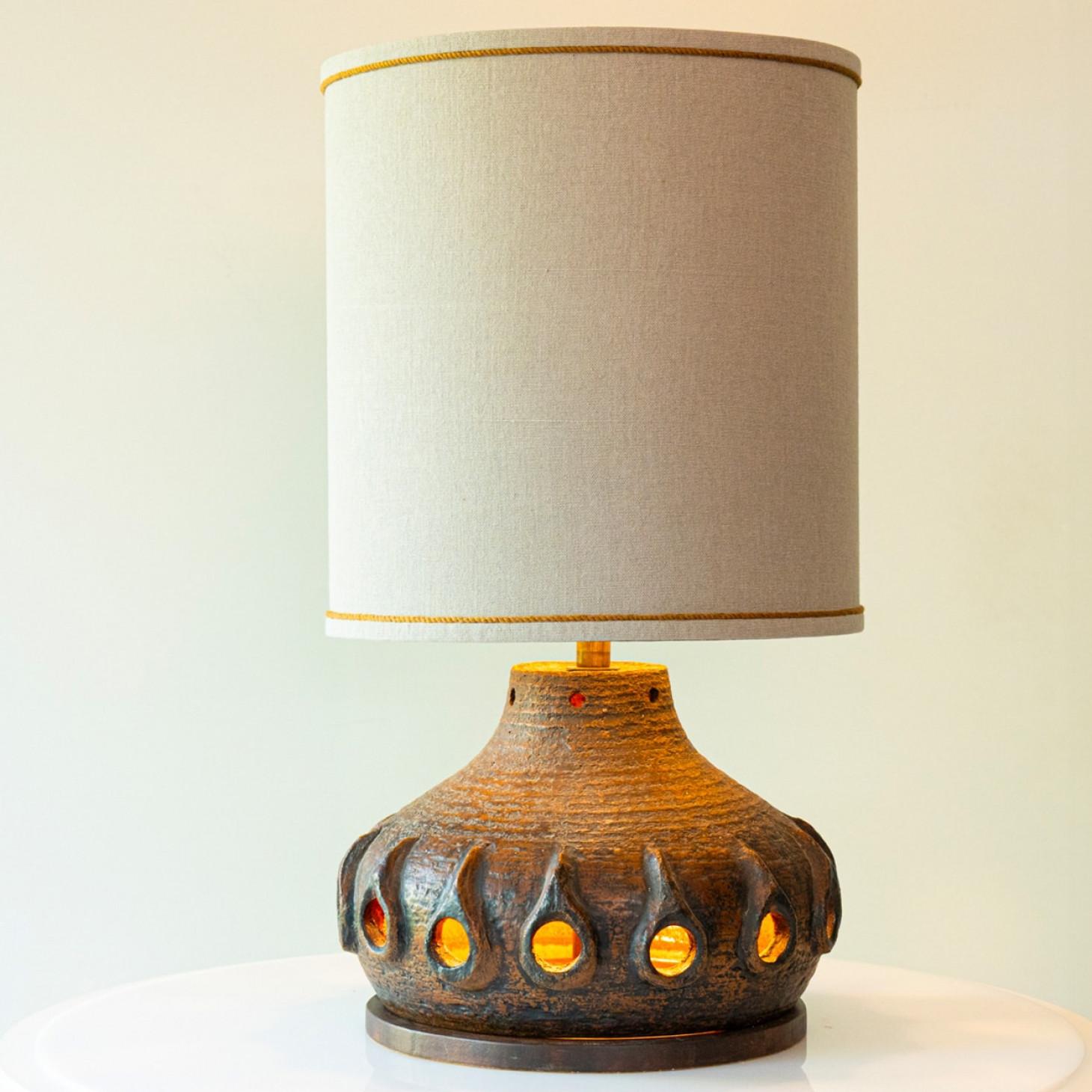 Lampe de table en céramique émaillée Brown, abat-jour neutre par R. Houben, 1970 Bon état - En vente à Rijssen, NL
