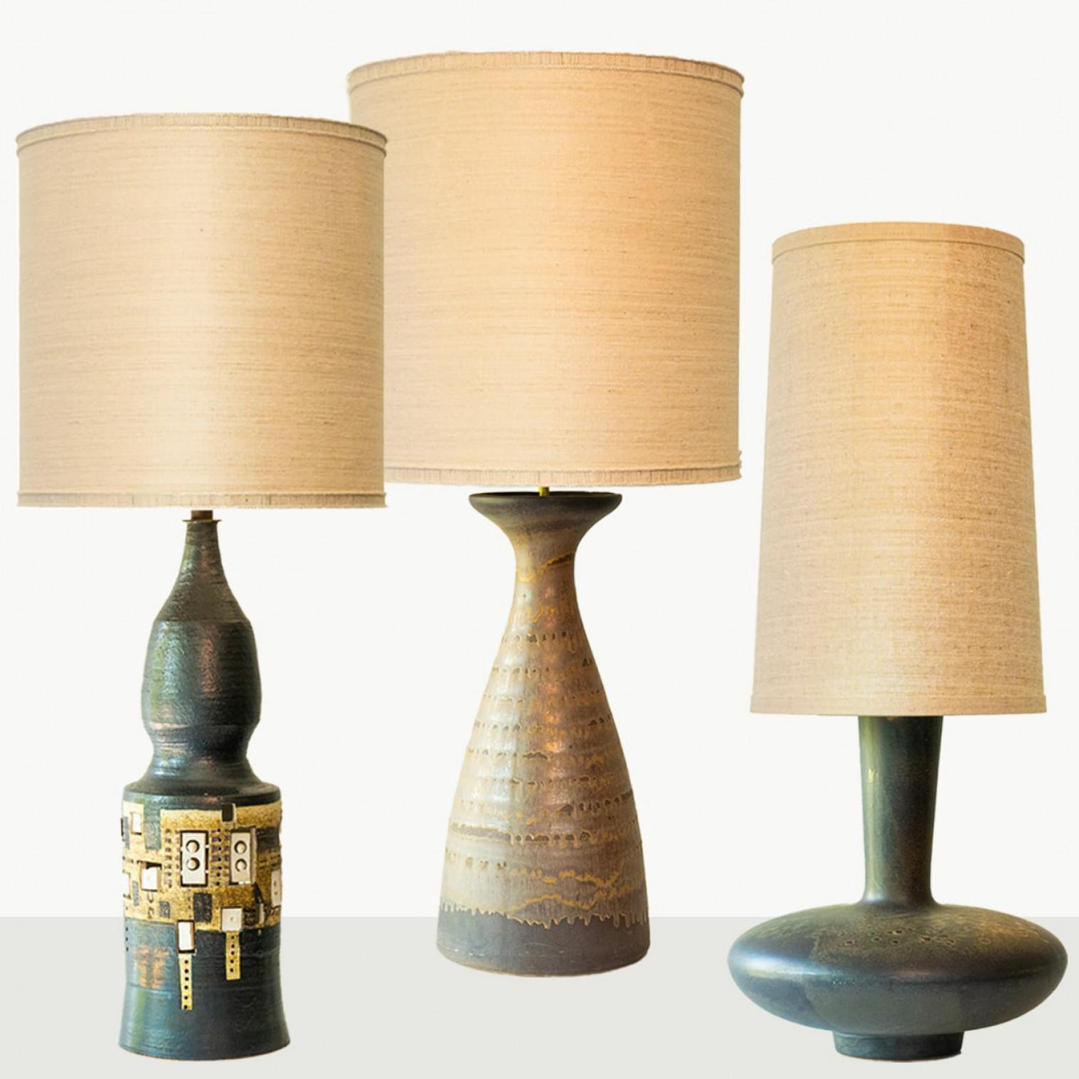 Set di tre lampade da tavolo industriali in ceramica, anni '70.

Questo set conferisce un fascino industriale e ricco a qualsiasi interno. Con le sue bellissime forme, offre una presenza unica.

Le basi dai toni scuri e caldi si adattano