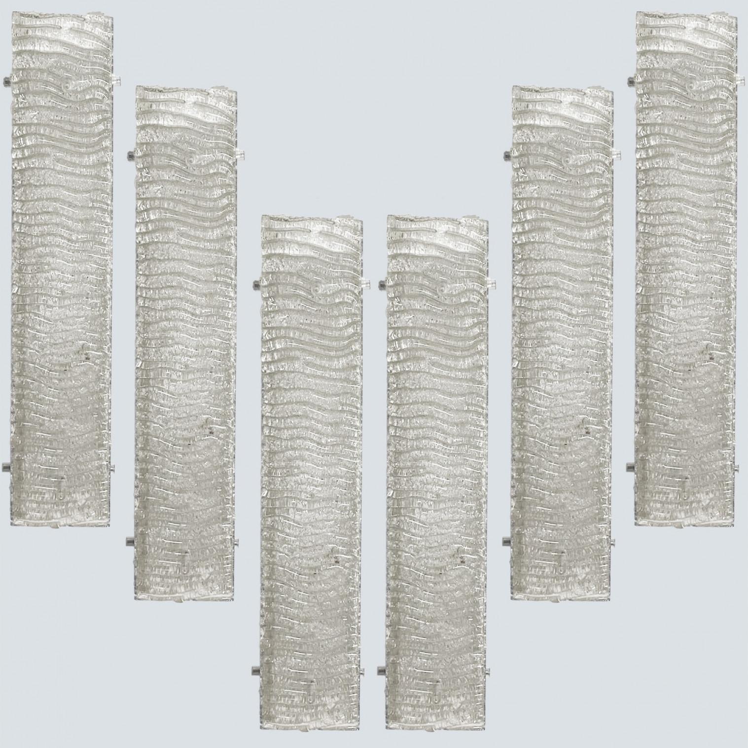 Clean lines to complement all decors. Wonderful high-end and huge wall light fixtures with thick textured glass from Kaiser and white back plate.
The glass of the light fixtures are made of clear textured glass giving the piece a playful appearance