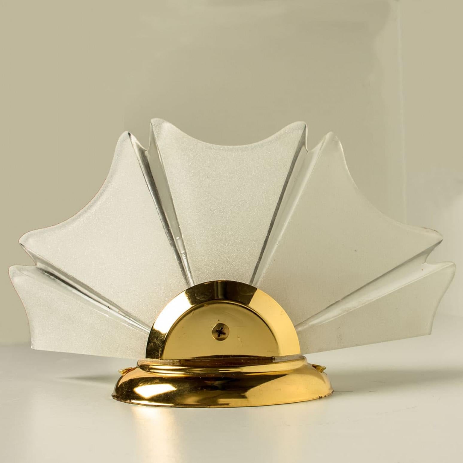 Coppia di applique opaline a foglie d'ottone dorate nello stile di Hillebrand, 1970 In condizioni buone in vendita a Rijssen, NL