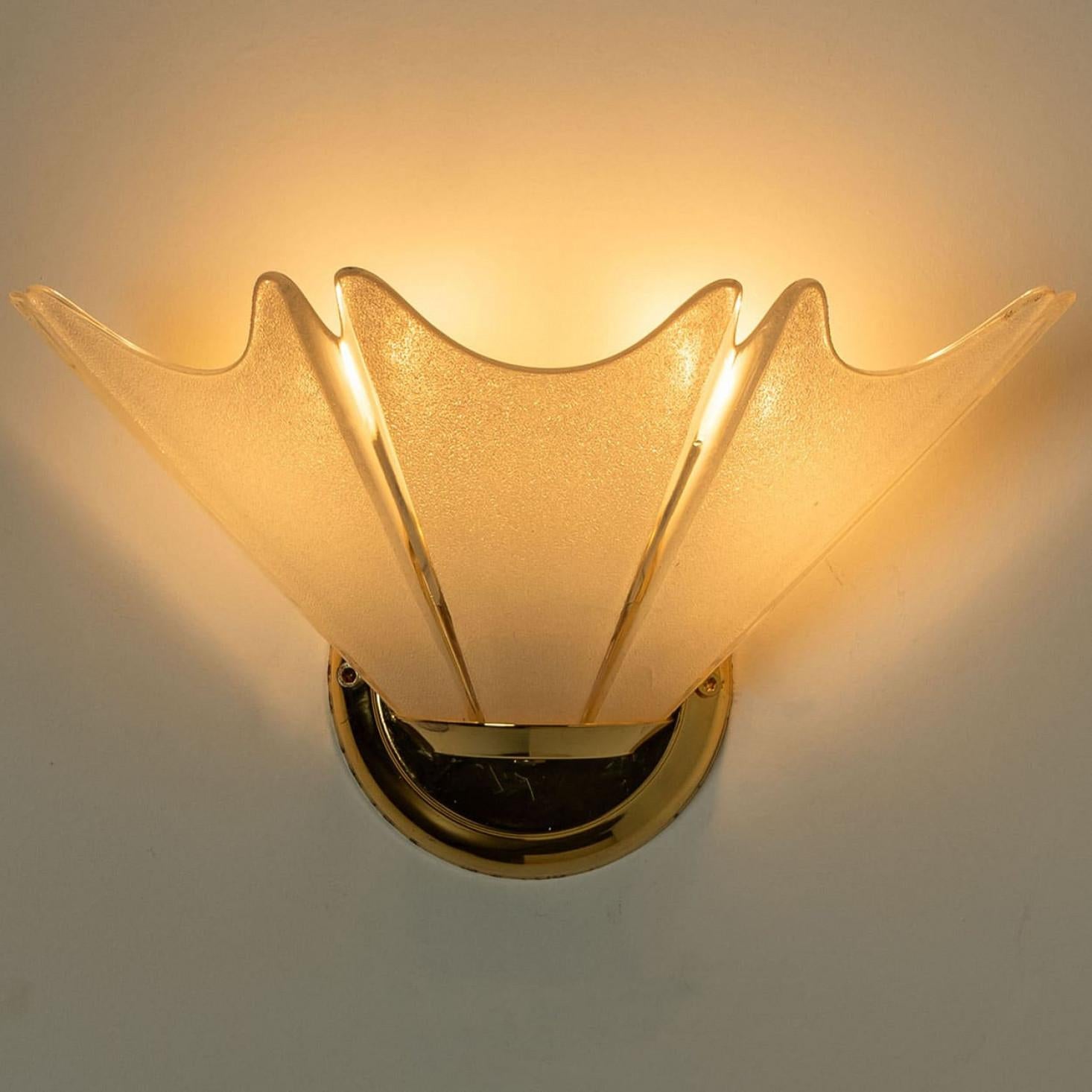 Altro Coppia di applique opaline a foglie d'ottone dorate nello stile di Hillebrand, 1970 in vendita