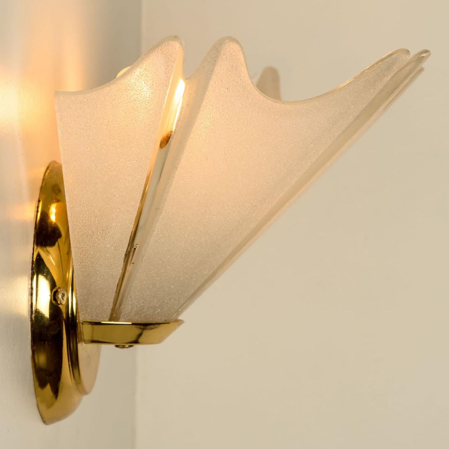 XX secolo Coppia di applique opaline a foglie d'ottone dorate nello stile di Hillebrand, 1970 in vendita