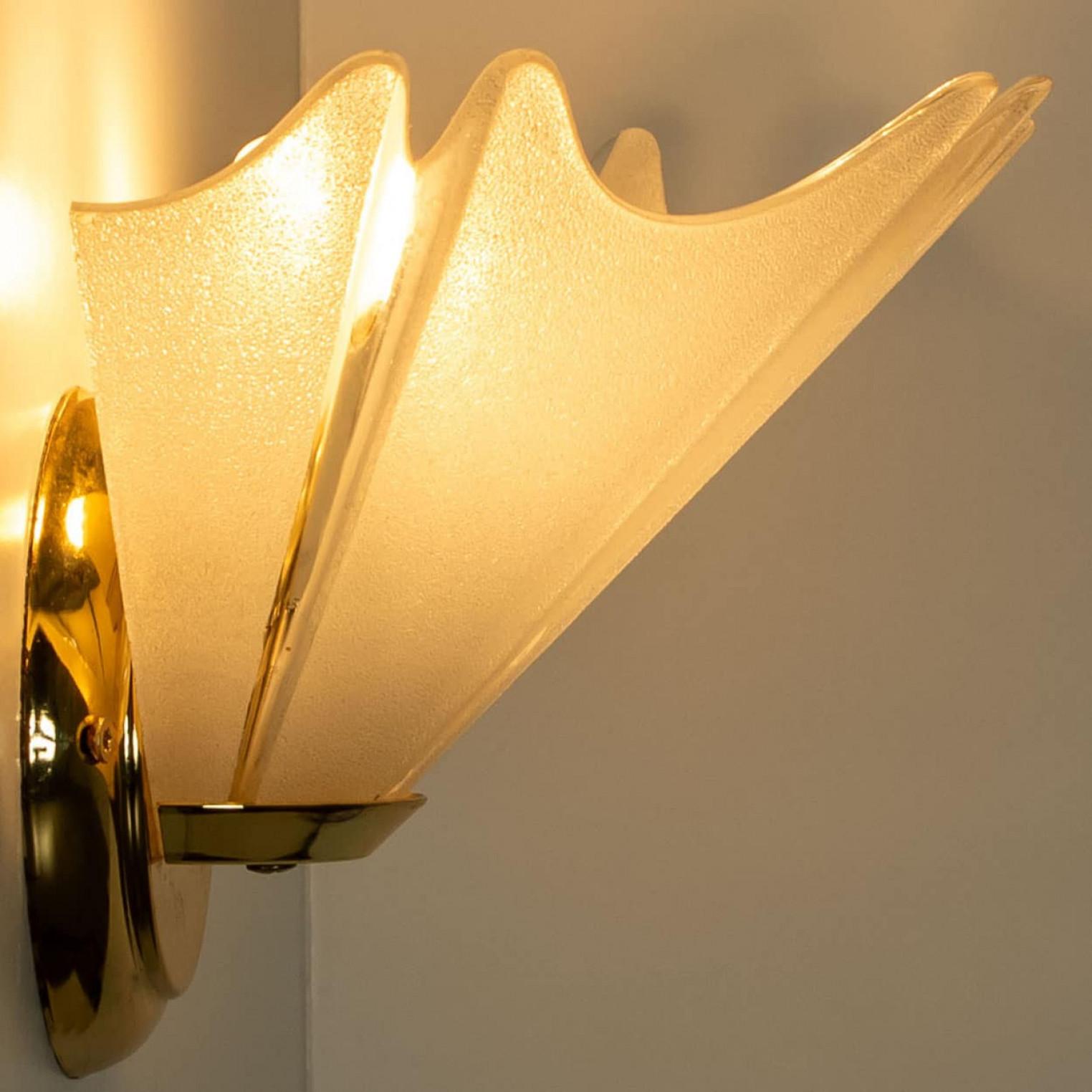 Ottone Coppia di applique opaline a foglie d'ottone dorate nello stile di Hillebrand, 1970 in vendita