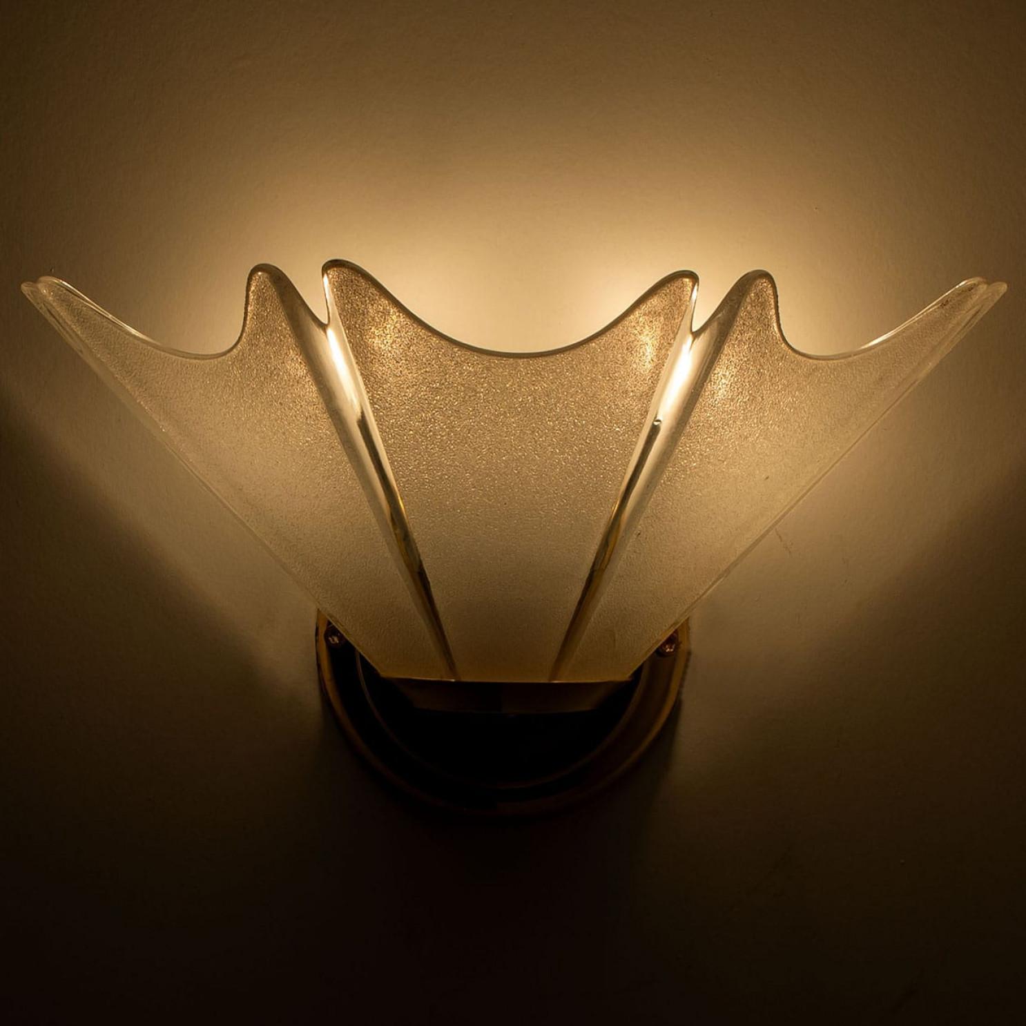 Coppia di applique opaline a foglie d'ottone dorate nello stile di Hillebrand, 1970 in vendita 2