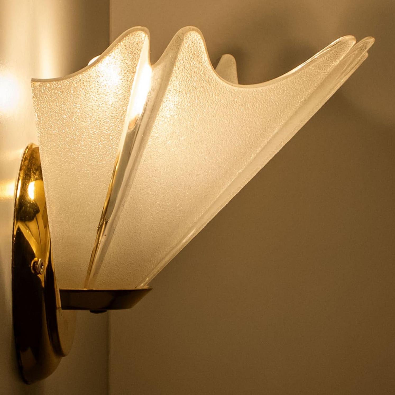 Coppia di applique opaline a foglie d'ottone dorate nello stile di Hillebrand, 1970 in vendita 1