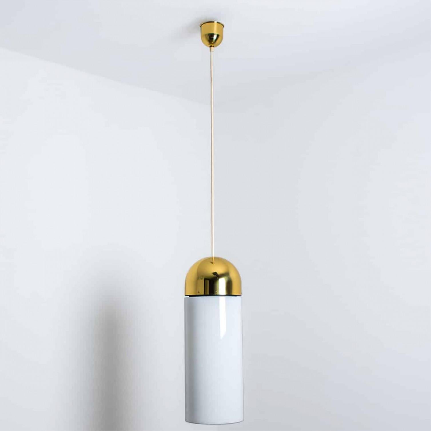Un meraviglioso lampadario rotondo in ottone, del 1970 circa, realizzato da Glashütte Limburg, Germania.
Con uno spesso vetro bianco soffiato a mano, un piano in ottone e una struttura a forma di cilindro. Illumina meravigliosamente. Pezzi di alta