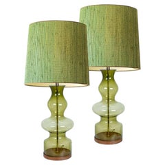 1 der 2 XL Glas Tischlampen in grüner Form mit Rattan Lampenschirmen R. Houben