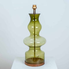 1 der 2 XL Glas Tischlampen in grüner Form mit Rattan Lampenschirmen R. Houben