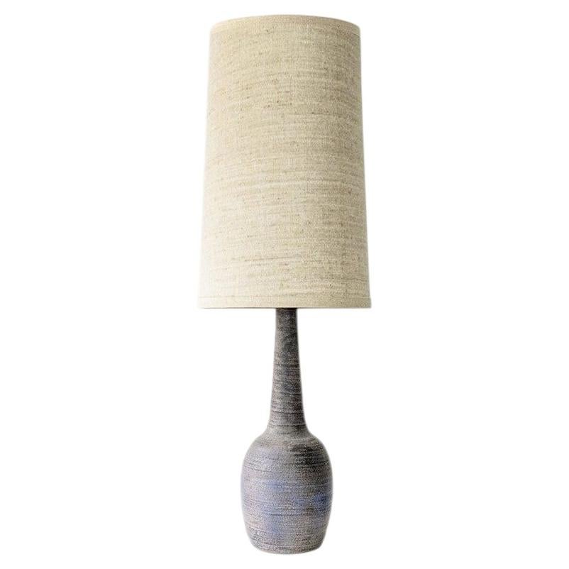 Lampada grande in ceramica lilla, paralume beige su misura di R. Houben
