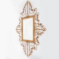 Bellissimo specchio in rattan intrecciato a mano con ornamento di volute