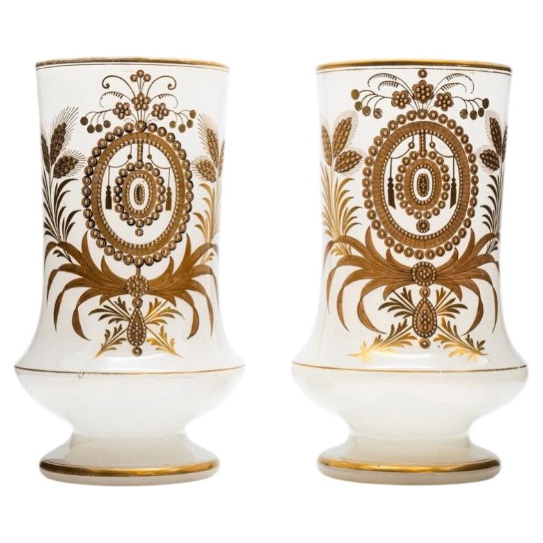 Paire de vases en opaline de Baccarat, décoration dorée, 1880
