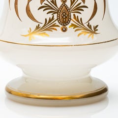 Paire de vases en opaline de Baccarat, décoration dorée, 1880